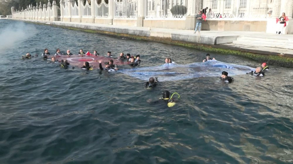 Dolmabahçe önünde "100. yıl" dalışı