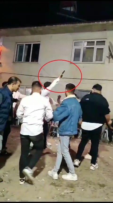 Düğün magandası uyarıları dinledi, tabancayı saklayıp oynamaya devam etti