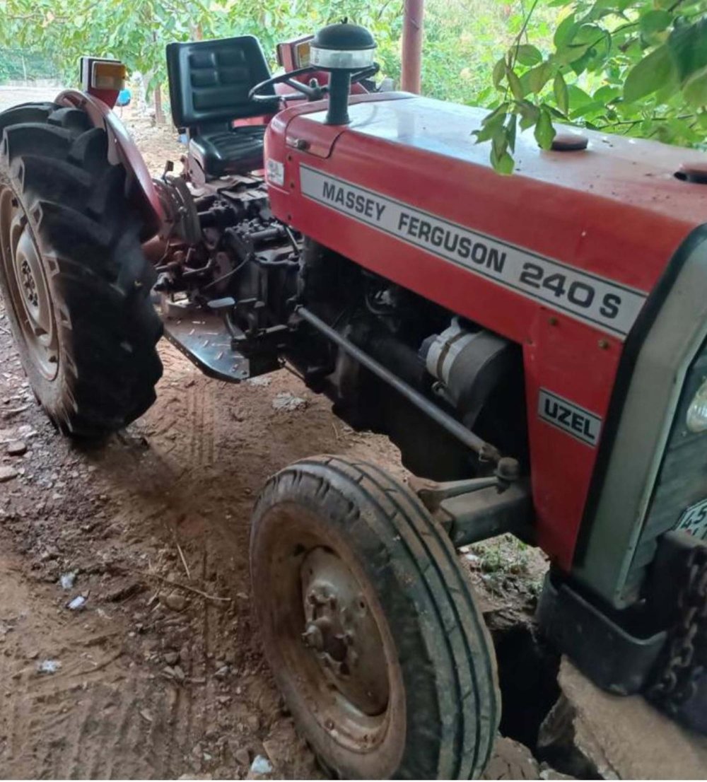 Durdurmaya çalıştığı traktörünün altında kalıp, öldü