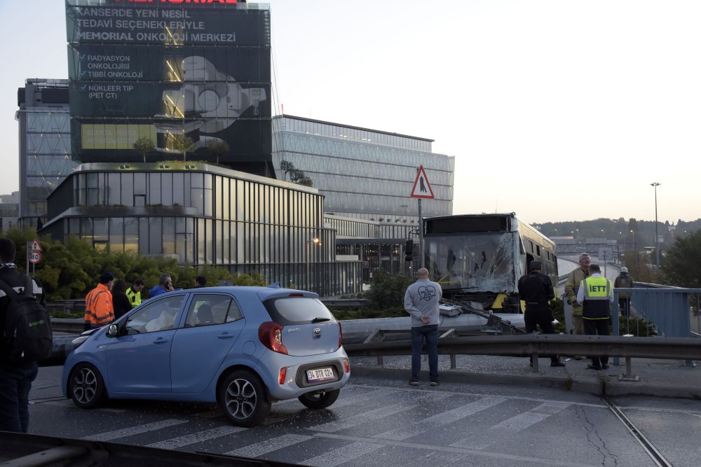 İETT otobüsü direği devirdi: Yol kapandı