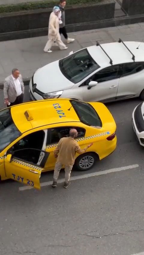 İstanbul'da taksicilerin karıştığı trafik kavgaları: Tehditler, sinir krizi geçirmeler...