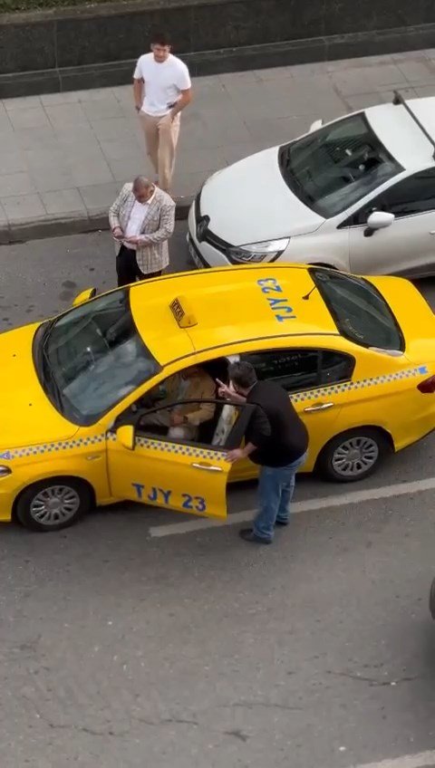 İstanbul'da taksicilerin karıştığı trafik kavgaları: Tehditler, sinir krizi geçirmeler...