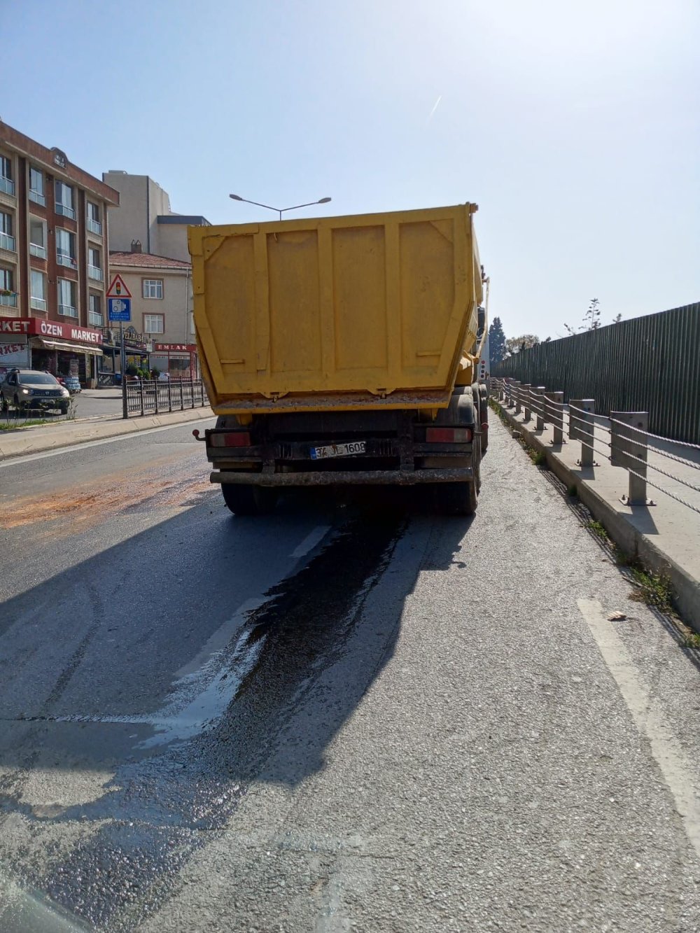 Yola dökülen yağ, kazalara davetiye çıkardı