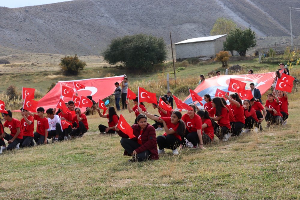 Ağrı Dağı eteğinde 100. yıl koreografisi