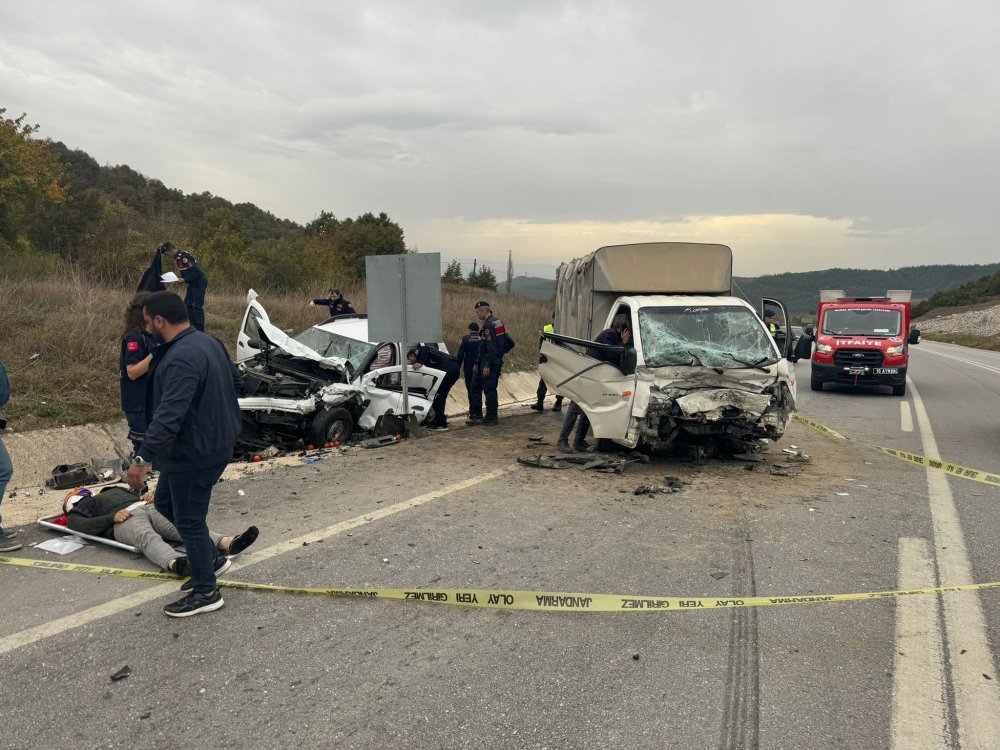 Bursa'da otomobil ile kamyonet kazaya karıştı