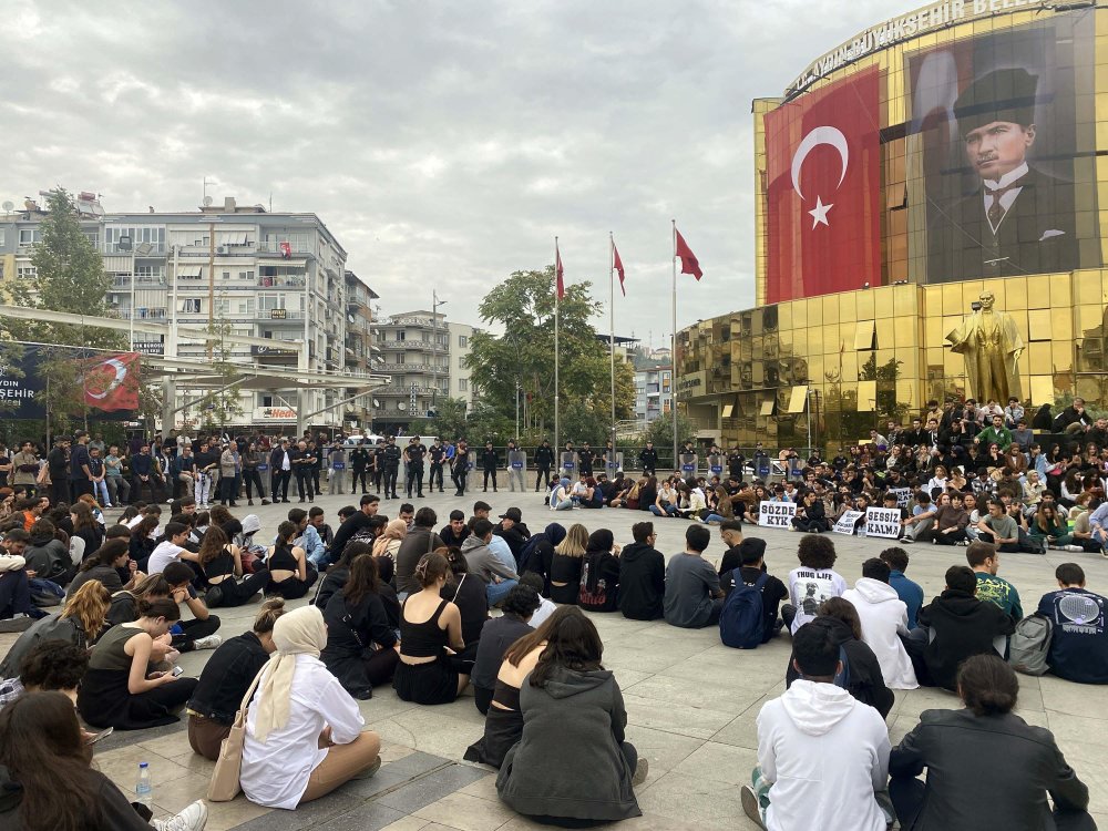 Üniversitelilerden asansörde ölen öğrenci için oturma eylemi: 'Kader değil ihmal'