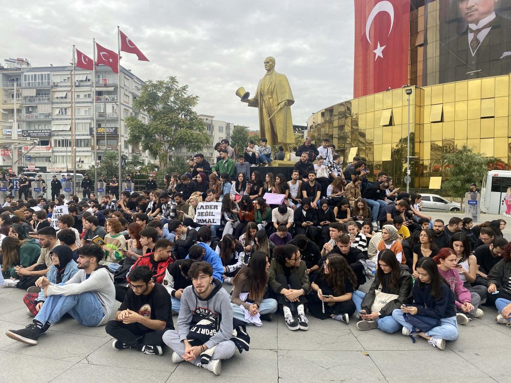 Üniversitelilerden asansörde ölen öğrenci için oturma eylemi: 'Kader değil ihmal'