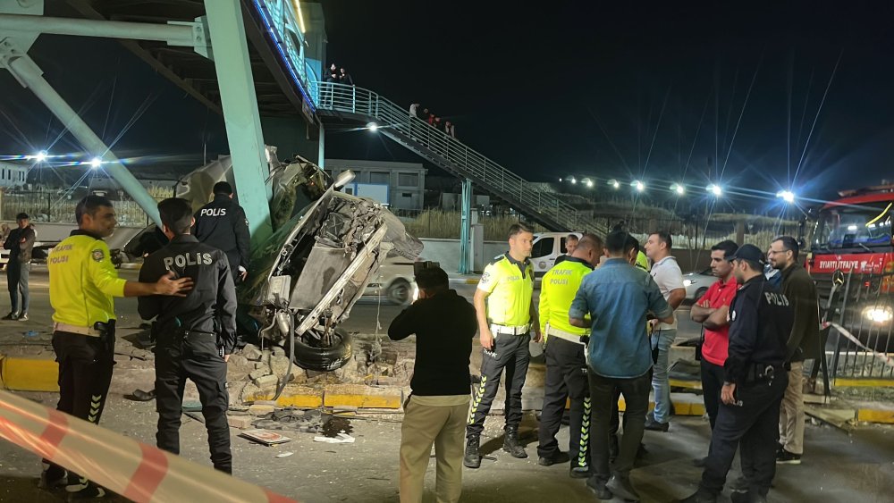 Üst geçidin ayağına otomobil çarptı: 2 kişi hayatını kaybetti