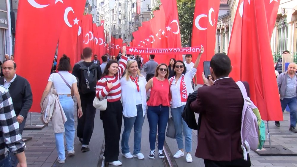 İstiklal Caddesi Türk bayraklarıyla donatıldı