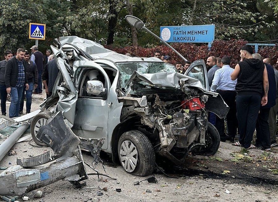 Öğrencileri taşıyan midibüs kontrolden çıktı, parka daldı: Yaralılar var