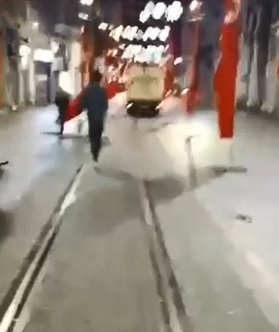 İstiklal Caddesi'nde bayrakları yere atmıştı: Şüpheli gözaltına alındı