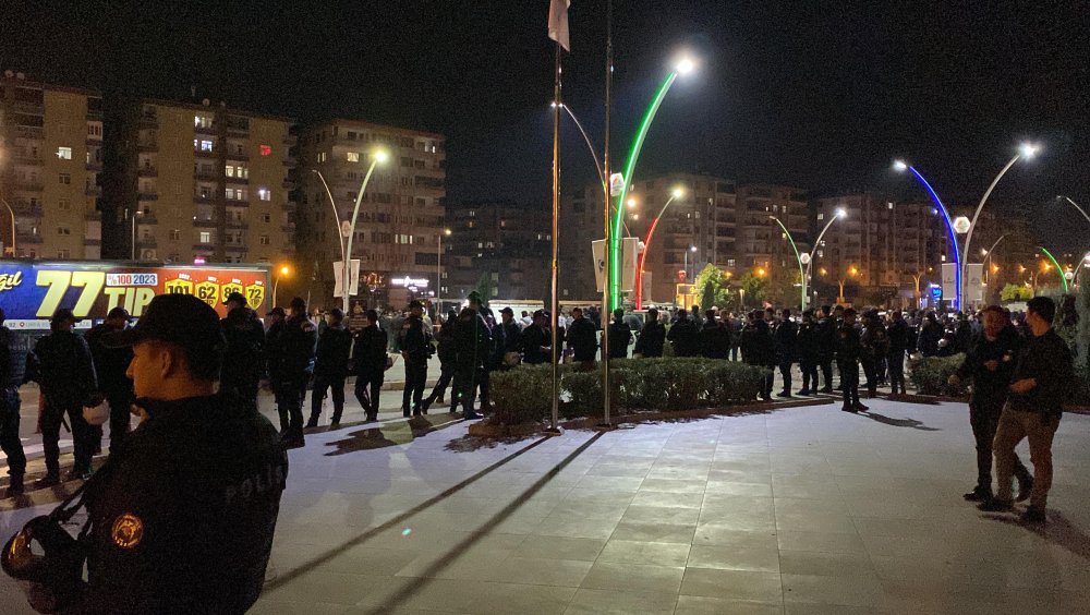 Starbucks şubesine taş, sopa ve sandalyeli saldırı