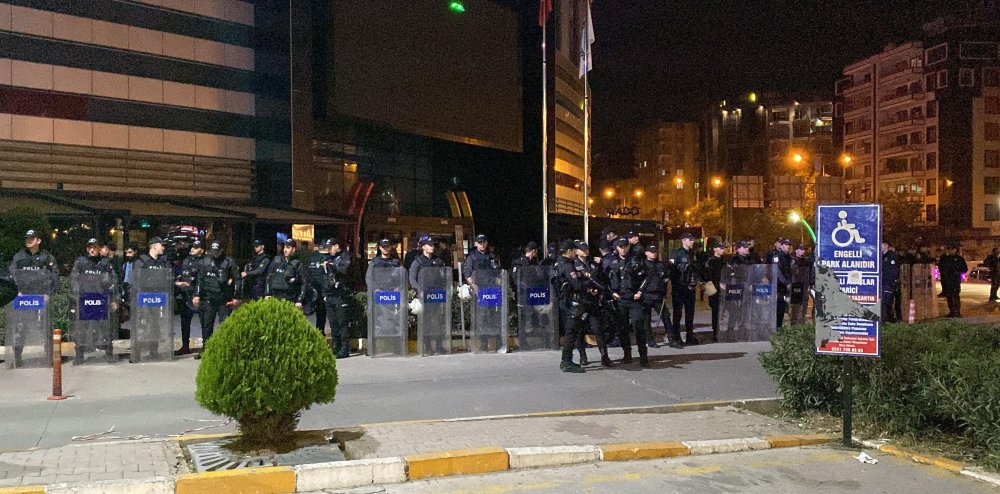 Starbucks şubesine taş, sopa ve sandalyeli saldırı