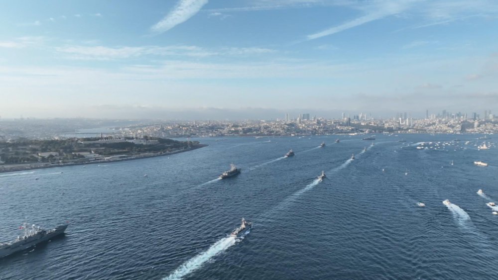 İstanbul Boğazı'nda Türk donanması coşkusu