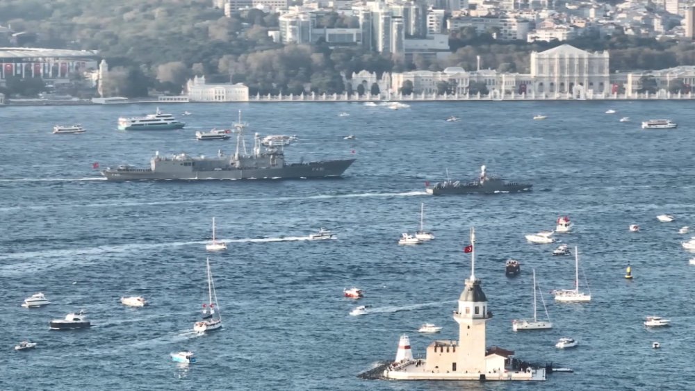 İstanbul Boğazı'nda Türk donanması coşkusu