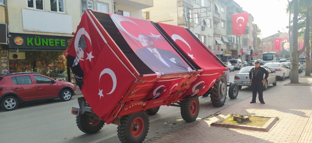 Traktörünü 100. yıla özel bayraklarla süsledi