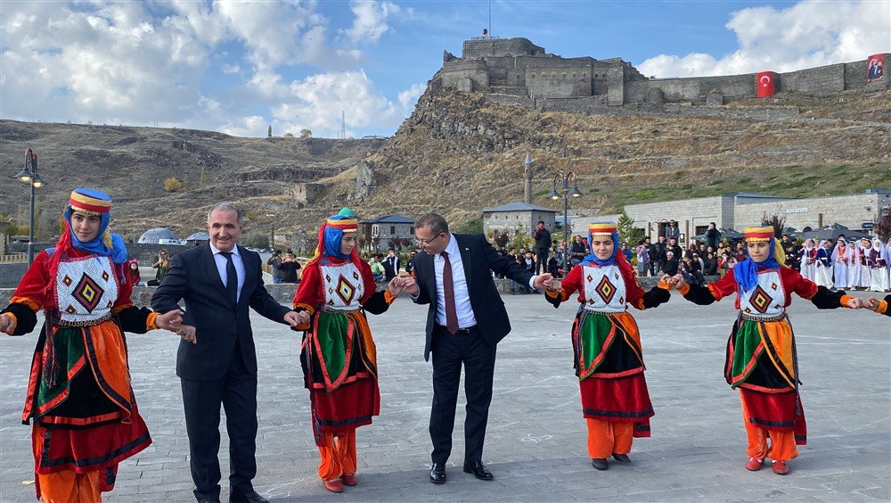 Vali, Cumhuriyet halayına katıldı