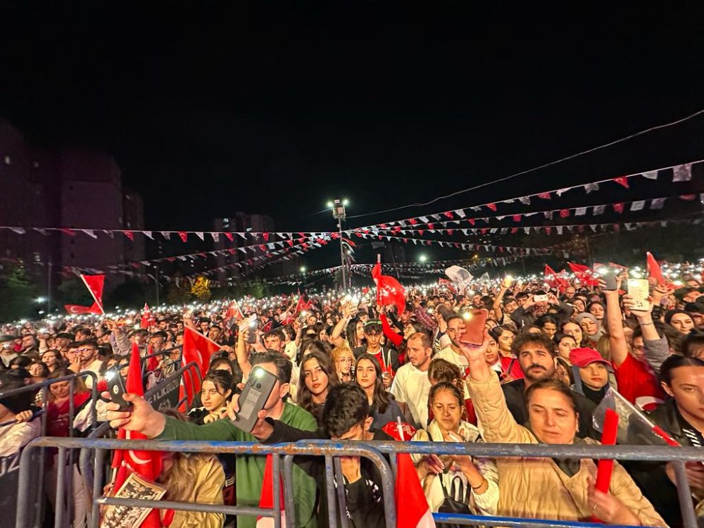 Beylikdüzü'nde Derya Uluğ sahne aldı