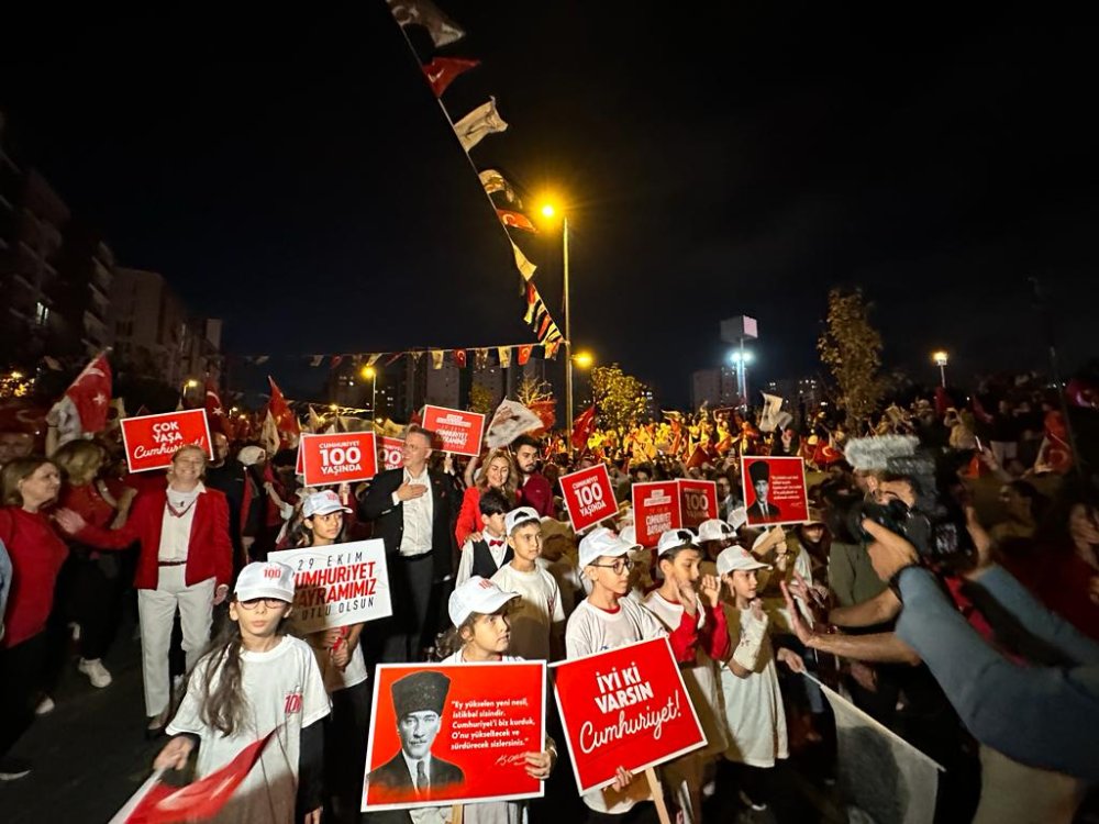 Beylikdüzü'nde Derya Uluğ sahne aldı