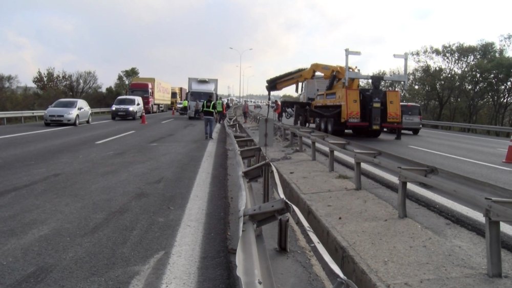 TEM'de faciadan dönüldü: Beton borular yola savruldu