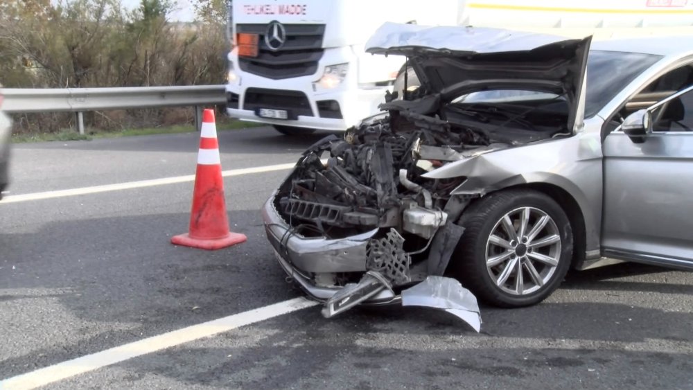 TEM'de faciadan dönüldü: Beton borular yola savruldu