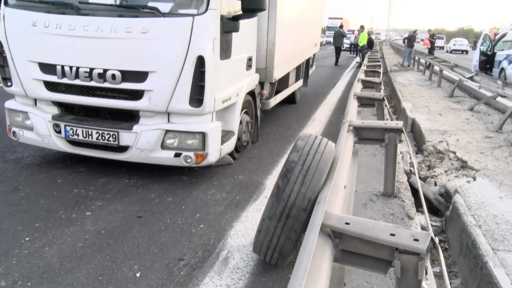 TEM'de faciadan dönüldü: Beton borular yola savruldu