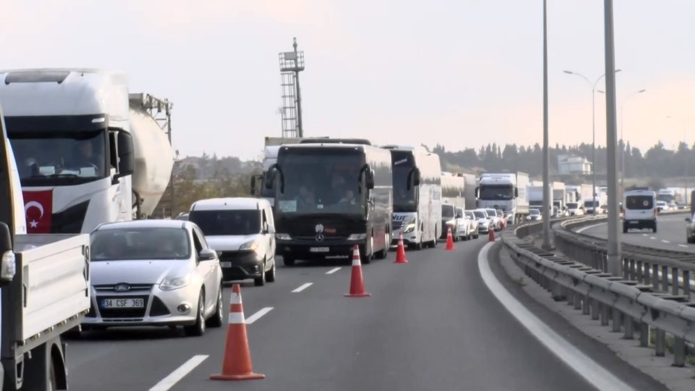 TEM'de faciadan dönüldü: Beton borular yola savruldu