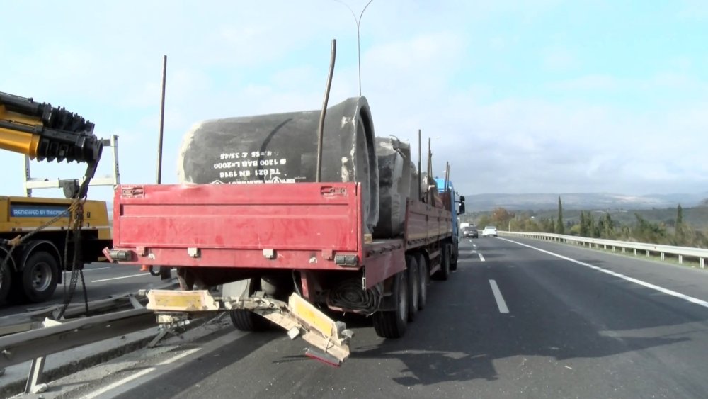 TEM'de faciadan dönüldü: Beton borular yola savruldu