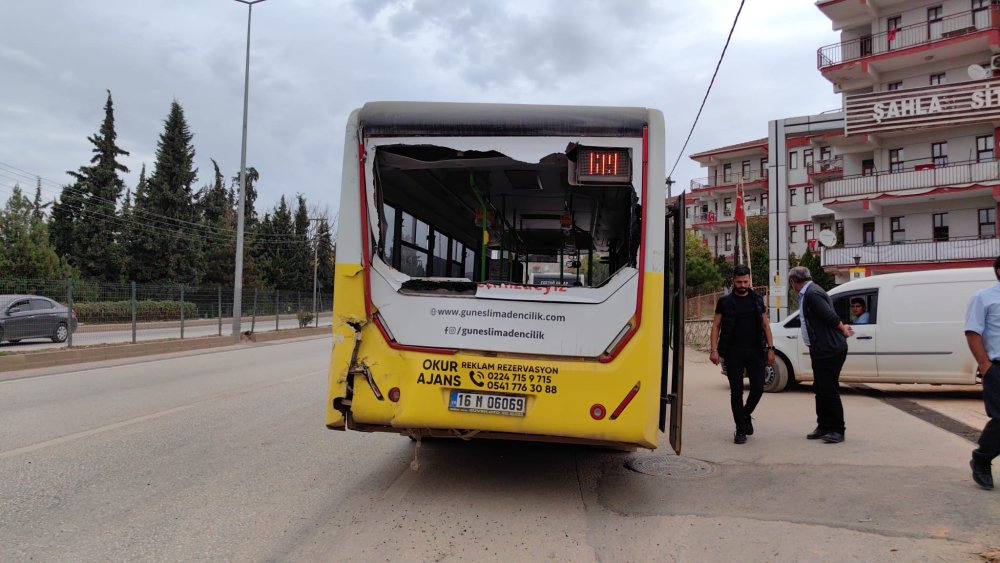 Aynı yöne giden halk otobüsleri çarpıştı