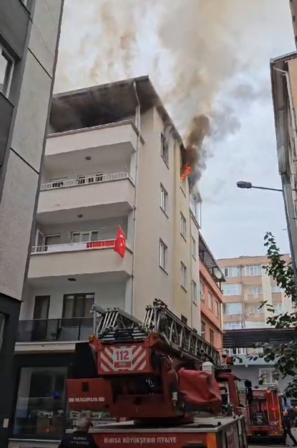 Madde bağımlısı genç sinir krizi geçirdi, evini yakıp kaçtı