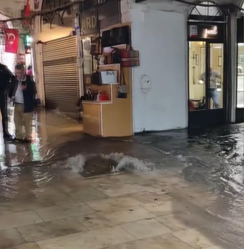 Metro istasyonunu su bastı!