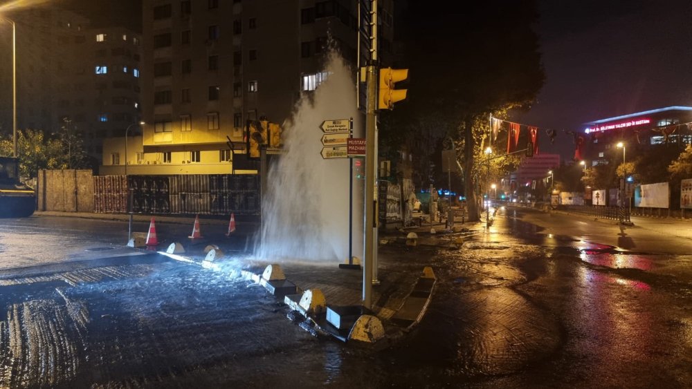 Su borusu patladı, saatlerce akan su mahalleyi göle dönüştürdü