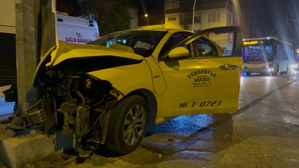 Taksi ile motosiklet çarpıştı, 6 kişi yaralandı