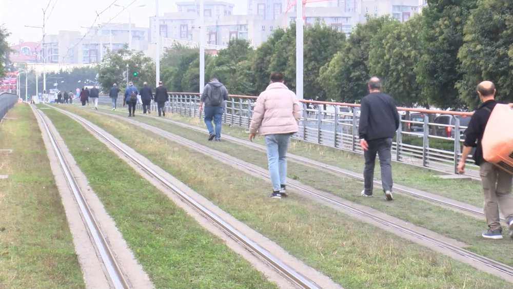 Tramvay arızası: Yollar trafiğe kapatıldı, yolcular raylarda yürümek zorunda kaldı