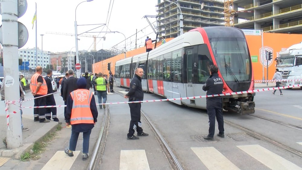 Tramvay arızası: Yollar trafiğe kapatıldı, yolcular raylarda yürümek zorunda kaldı