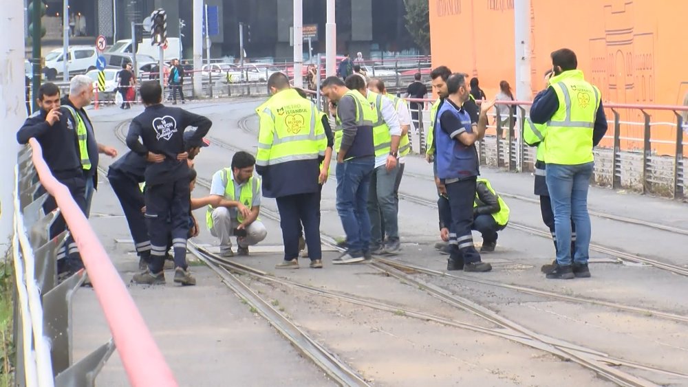 Tramvay arızası: Yollar trafiğe kapatıldı, yolcular raylarda yürümek zorunda kaldı