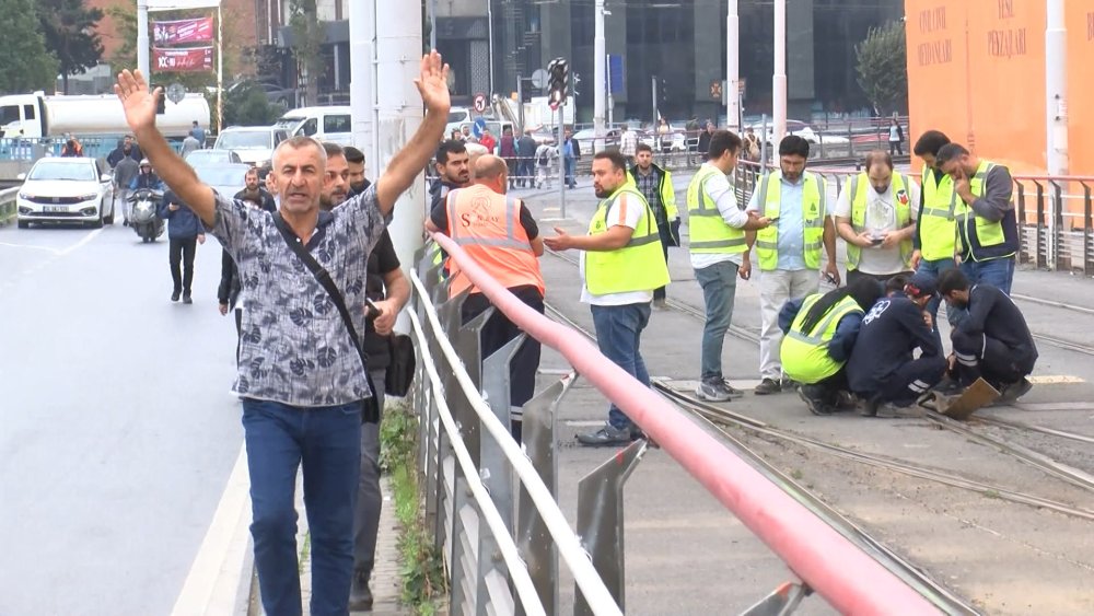 Tramvay arızası: Yollar trafiğe kapatıldı, yolcular raylarda yürümek zorunda kaldı