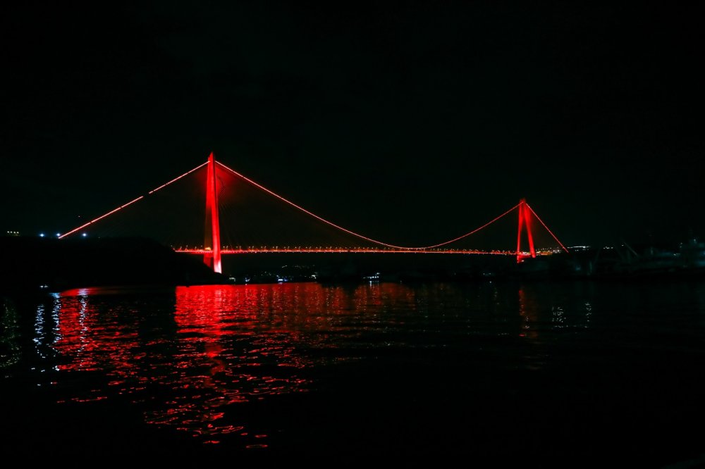 Türkiye'nin sembolleri kırmızıya büründü