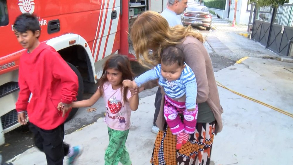 Pendik'te giysi kumbarasına giren çocuk mahsur kaldı