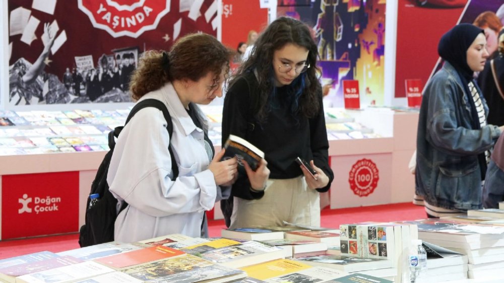 TÜYAP Kitap Fuarı'nda son gün yoğunluğu yaşanıyor