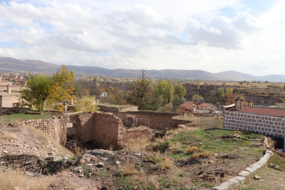 5 yıl önce tadilata başladı: Evinin altından 2 bin yıllık yer altı şehri çıktı