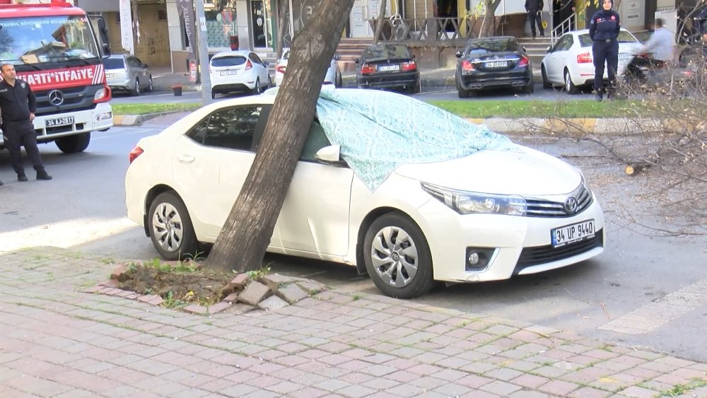 Ağacın altında kalan otomobil halatla kurtarıldı