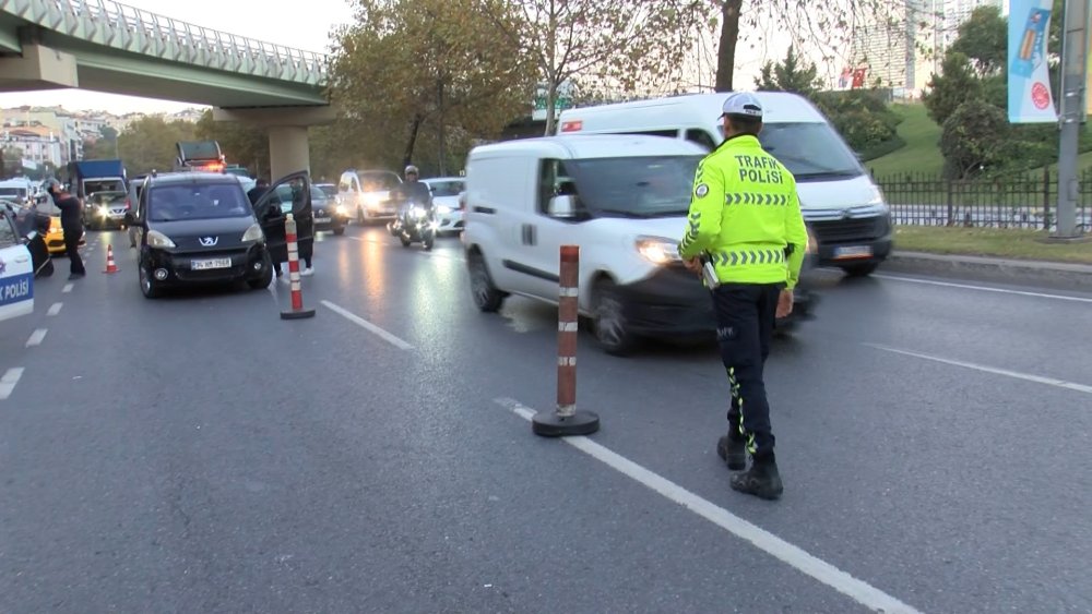 Kapalı kasa minibüs, park halindeki kamyona çarptı