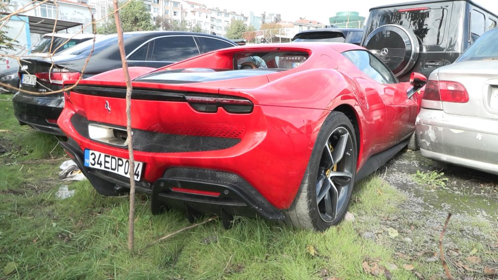 Polat çiftinin araçları yediemin otoparkında