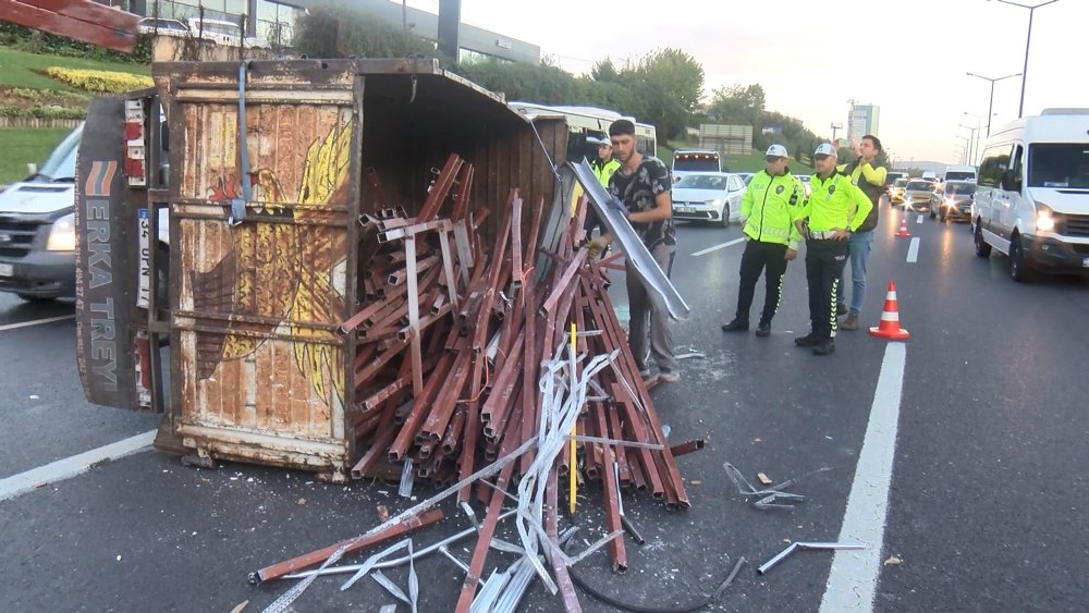 TEM'de kamyonet devrildi, yoğun trafik oluştu