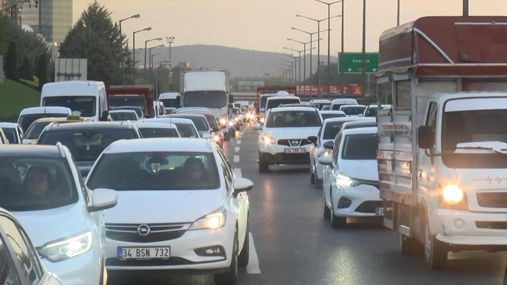 TEM'de kamyonet devrildi, yoğun trafik oluştu