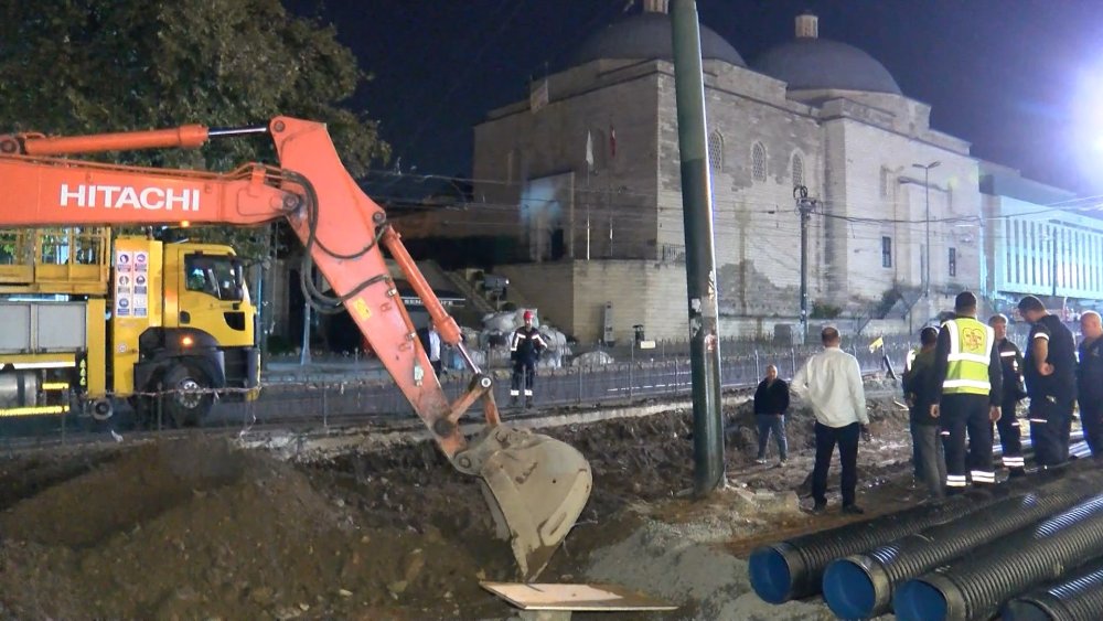 İş makinesi tramvay hattının tellerini kopardı