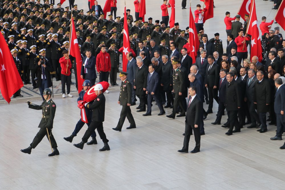 Atatürk, Anıtkabir'de resmi törenle anıldı