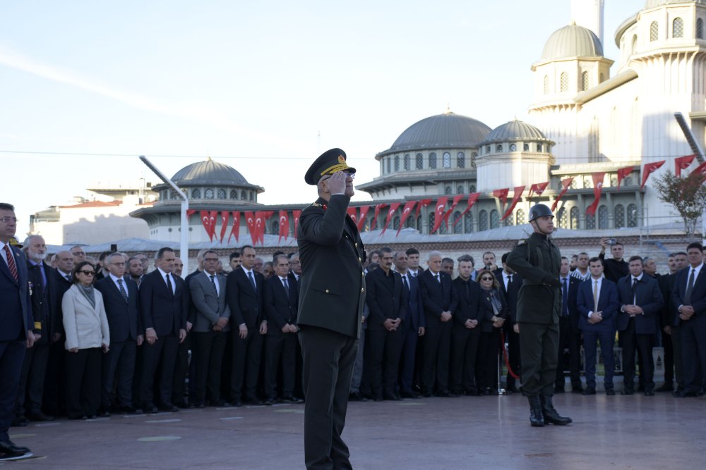 Taksim Meydanı'nda Atatürk'ü anma töreni