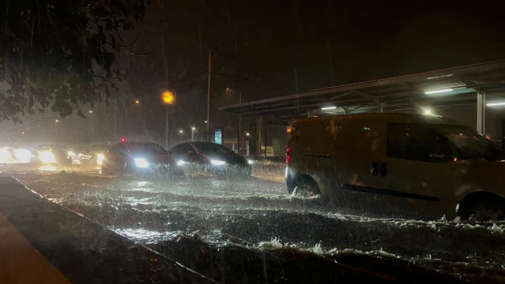 Lodos, sağanak ve dolu kenti vurdu